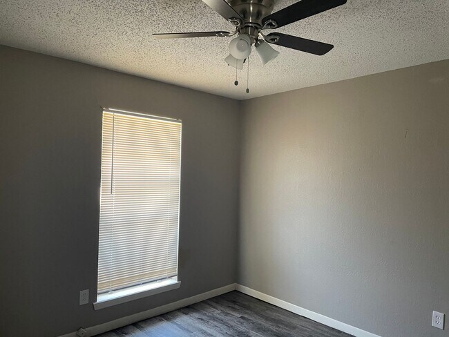 Building Photo - 102 Cherie Ln