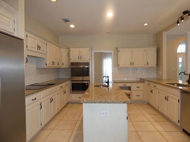 Building Photo - Spacious 4-Bedroom Pool Home