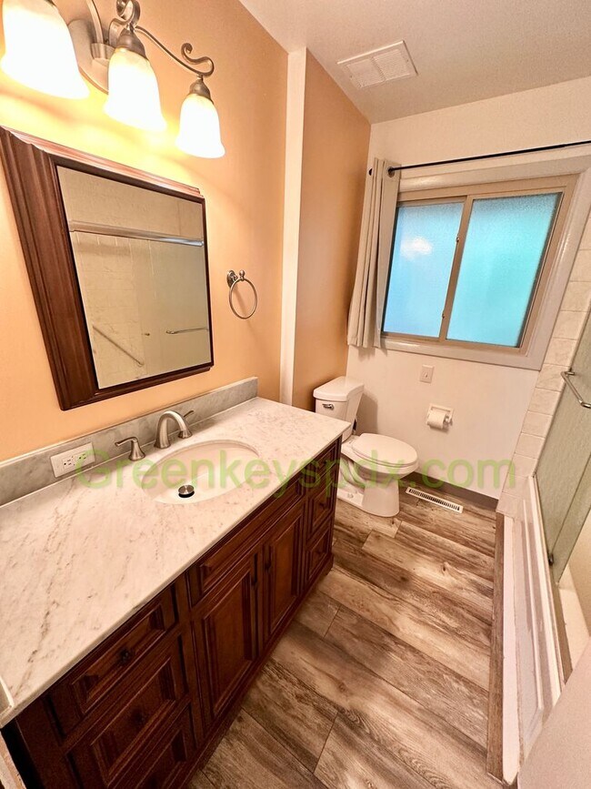 Building Photo - 3-Bedroom, 1.5-Bathroom House in Concordia...