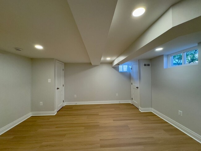 Building Photo - Renovated 3 Bed / 1.5 Bath in Essex | Parking Pad | Available 1/19/2026