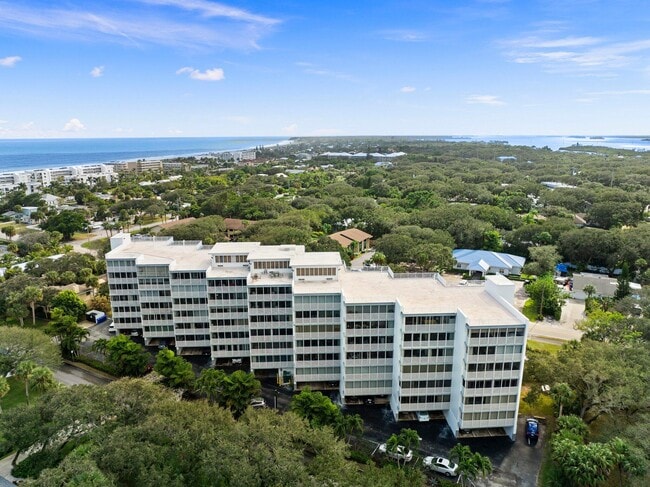 Building Photo - 935 E Causeway Blvd