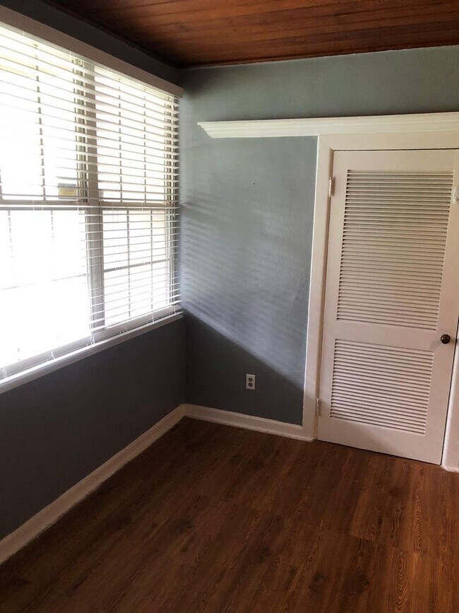 Building Photo - Stunning 3-Bedroom, 2-Bath Home in Desirab...