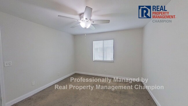 Building Photo - Beautiful Upper Level Condo with Convenien...