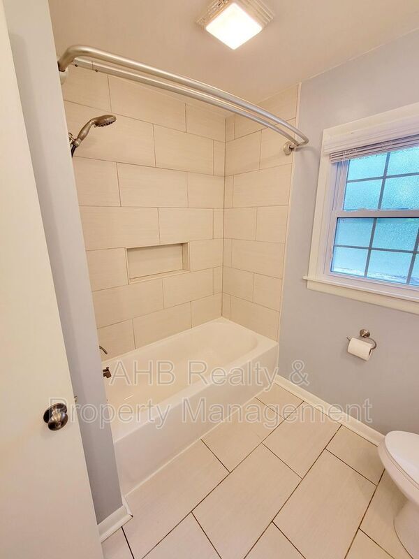 Building Photo - 2404 Blanche Dr