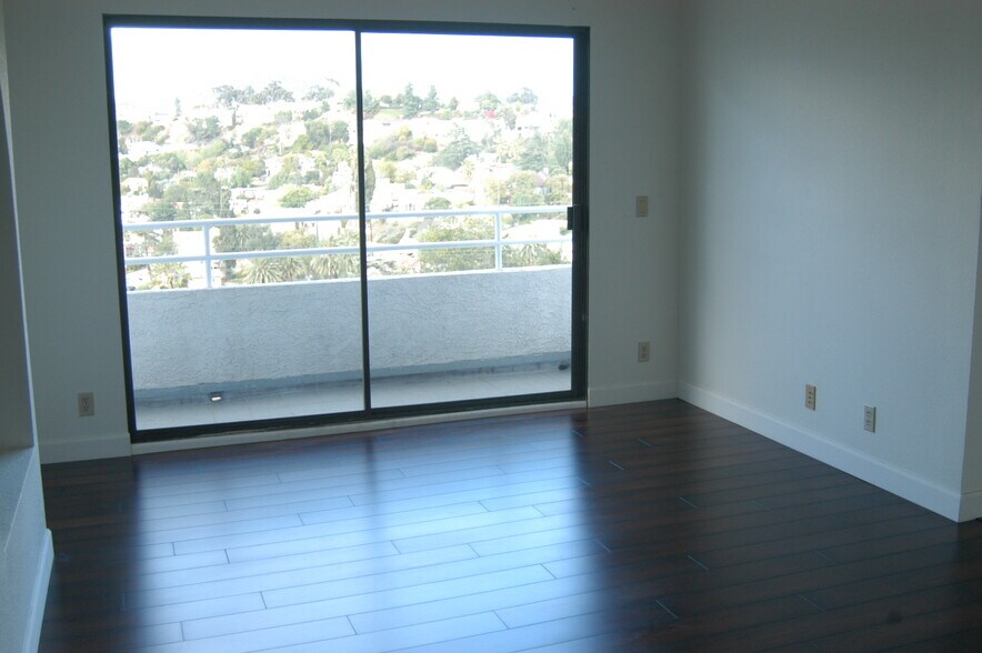 Building Photo - 1425 Columbia Dr