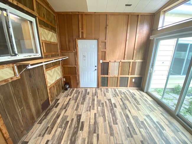 Building Photo - 5 bed 1.5 Bath Single Family Home! Near NDSU!