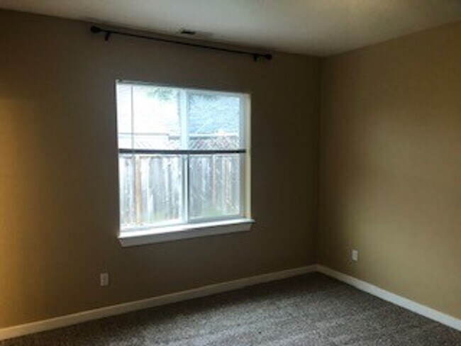 Building Photo - Three Bedroom Home in Albany