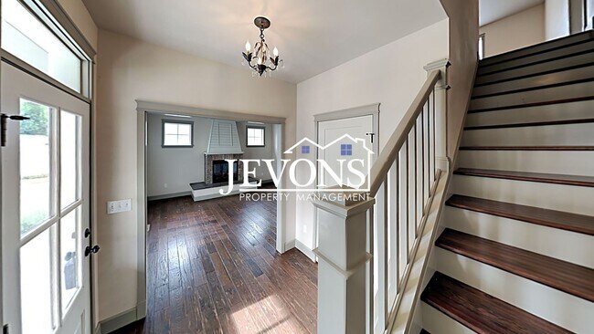 Building Photo - Spacious 4-bedroom home with fully equippe...