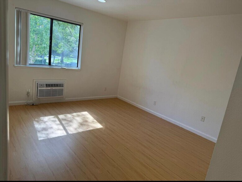 Master Bedroom - 880 E Fremont Ave