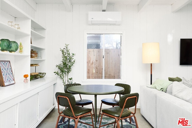 Building Photo - 818 Palms Blvd