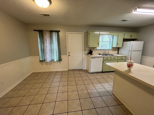 Building Photo - 28 Park Cir
