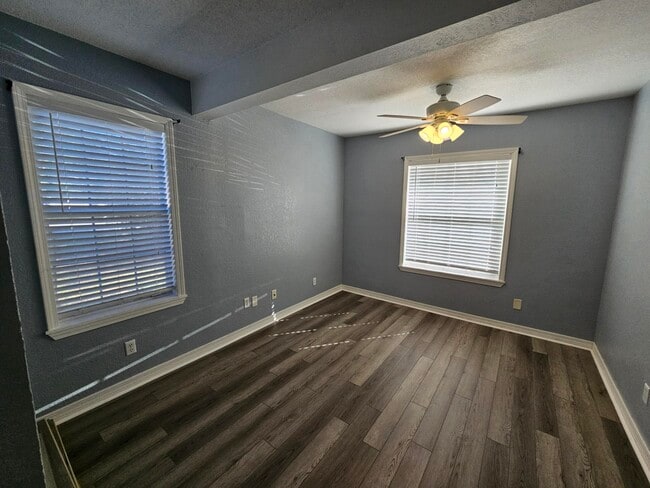 Building Photo - 1077 Woodlore Cir