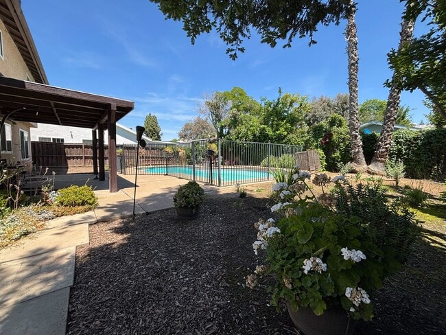 Building Photo - Prime Fresno Location Near River Park and ...