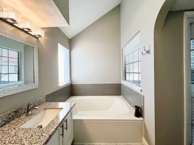 Building Photo - REMODELED 2BD/2BA NEAR JONES/SAHARA W/ COM...