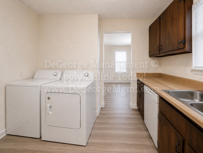 Building Photo - 2 Bedroom 1 Bath Ranch Apartment Home with washer dryer hookups for rent in Newark, NY