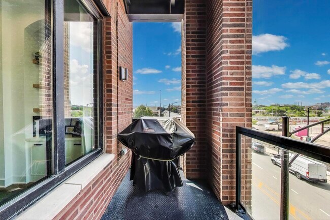 Building Photo - 323 S Racine Ave