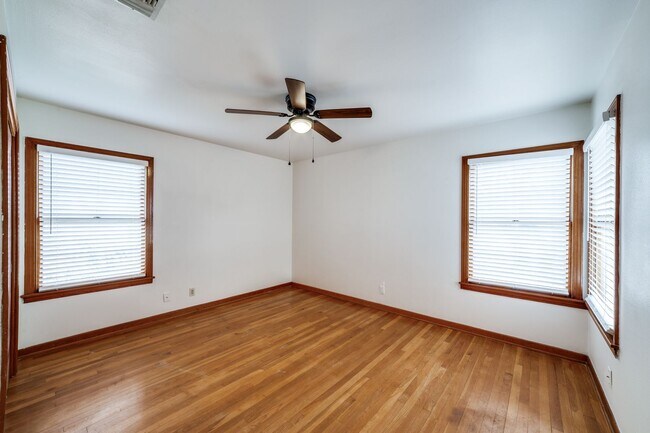 Building Photo - BEAUTIFUL MID-CENTURY HOME IN DELLVIEW