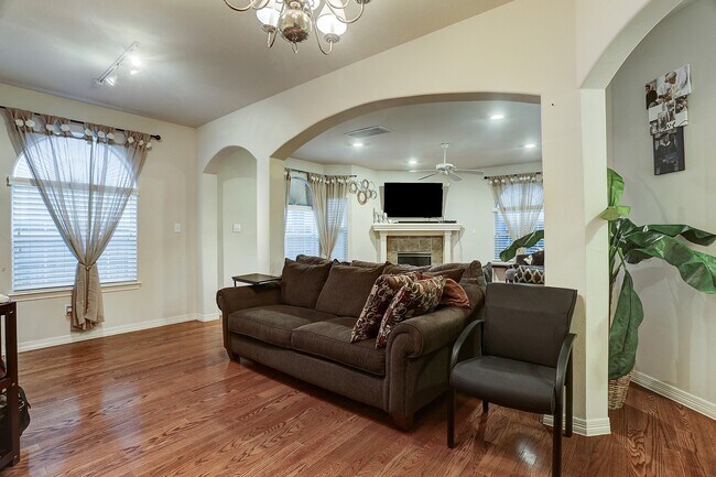 Building Photo - 7630 N Linpar Ct