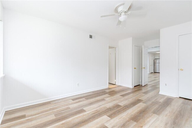 Building Photo - 346 Carpenter Dr NE