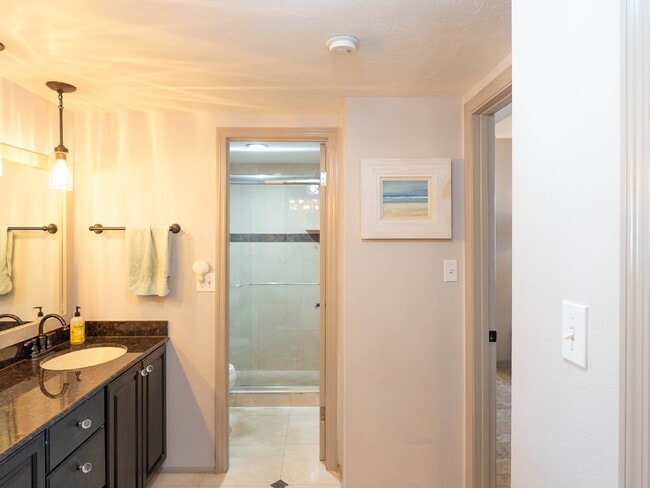 Building Photo - TURNKEY FURNISHED WATERFRONT RENTAL – Live the Island Life on Siesta Key