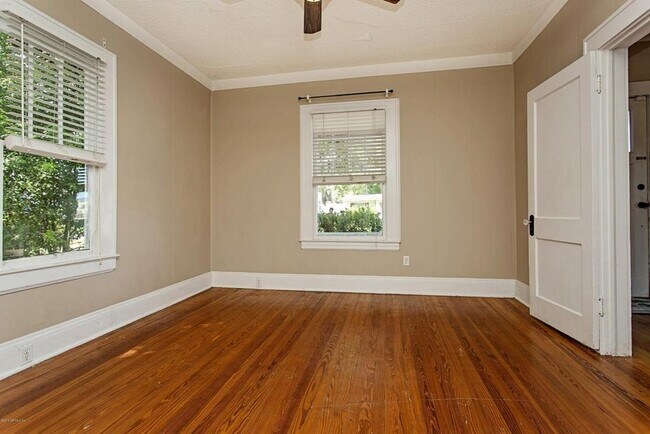 Building Photo - Avondale Beauty on the market!