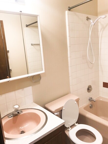 Building Photo - 721 W Bowling Rd