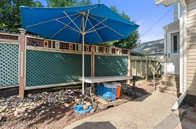 Building Photo - 517 Laurel Ave