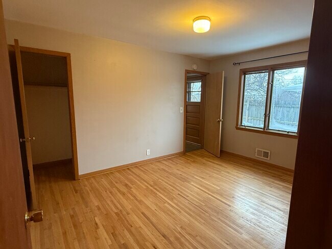 Building Photo - 2505 Zinran Ave S