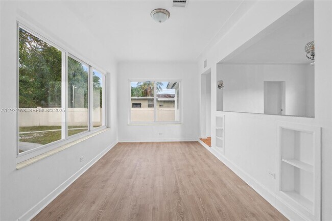 Building Photo - 201 S Biscayne River Dr