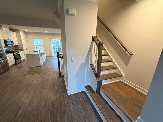 Building Photo - Like-New 4 Bedroom Townhouse