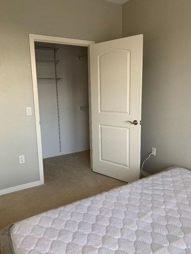 Building Photo - Charming 3BD/2BA Condo in Lone Tree