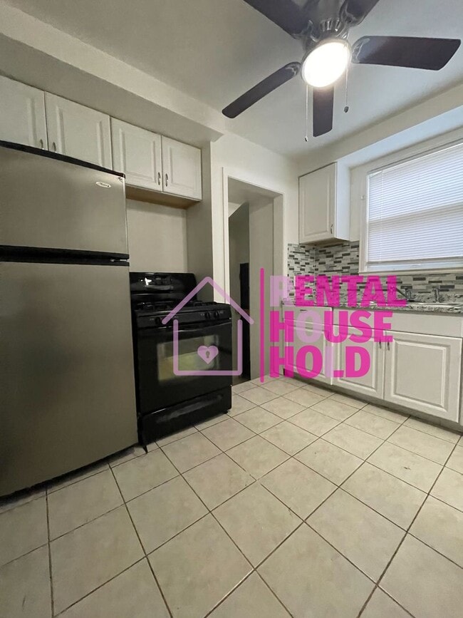 Building Photo - ~ 3 BEDROOM 1.5 BATH~ FREE PRE-SCREEN