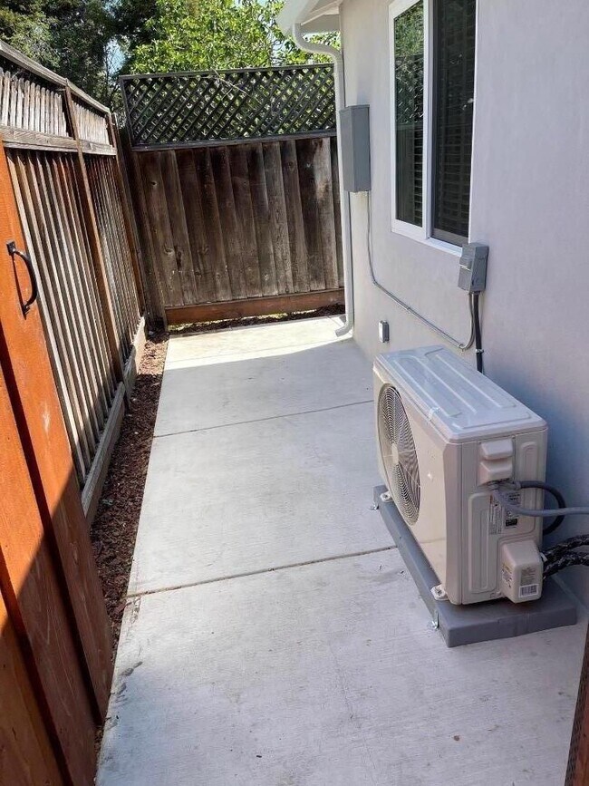 Building Photo - Myrtle St 954