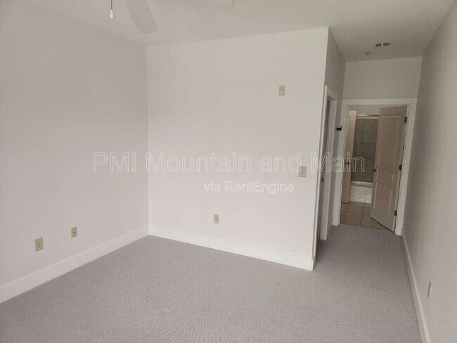 Building Photo - 9 Kenilworth Knolls