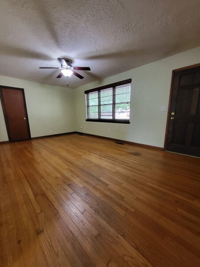 Building Photo - (3) Bed/(2) Bath in Core Norman!