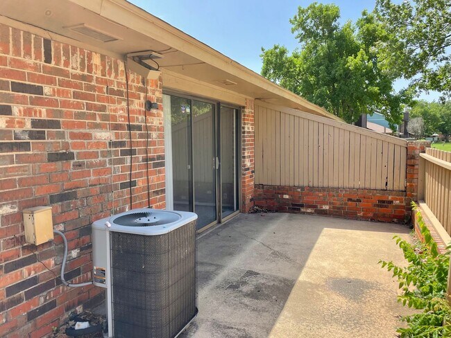 Building Photo - Large 2 Bed 2 Bath Duplex In NW OKC