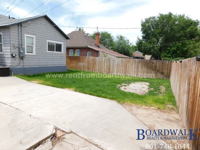 Building Photo - 657 Warnock Ave