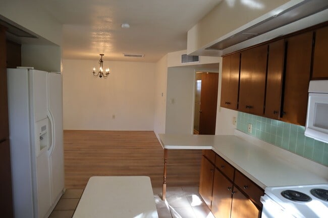 Building Photo - Livable, Lovable, & Avaiable!