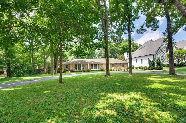 Building Photo - Charming 3BR/2.5BA Ranch-Style Home in the...