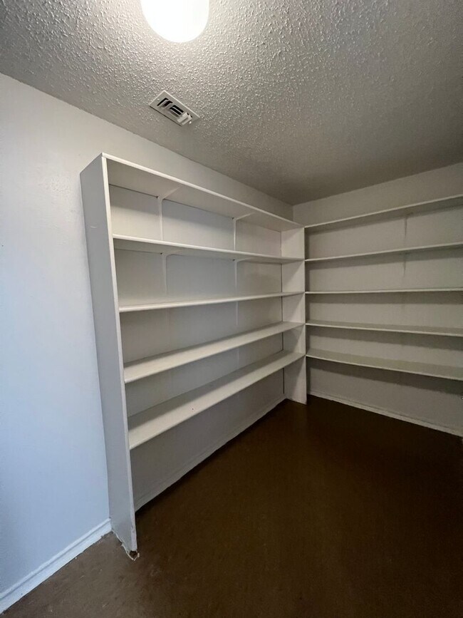 Building Photo - NICE & SPACIOUS!  3 BEDROOM / 2 BATH HOME LOCATED IN SPRING MEADOWS*FIREPLACE IN LIVING ROOM*