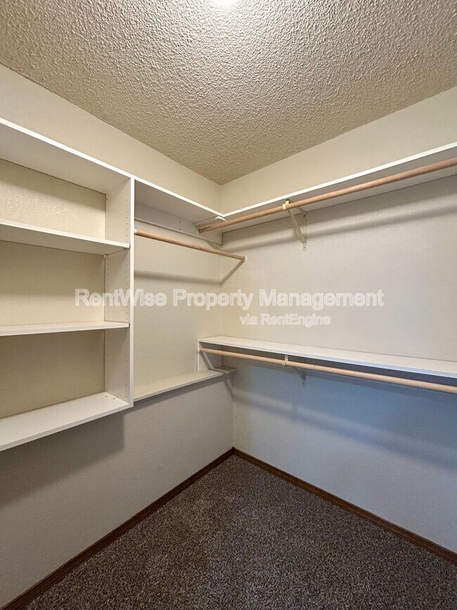 Building Photo - 875 N Gossett Pl