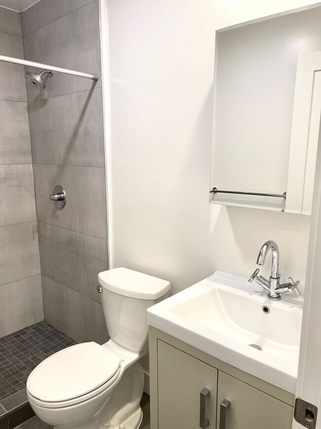 Building Photo - Remodeled private room with bath in sunny ...