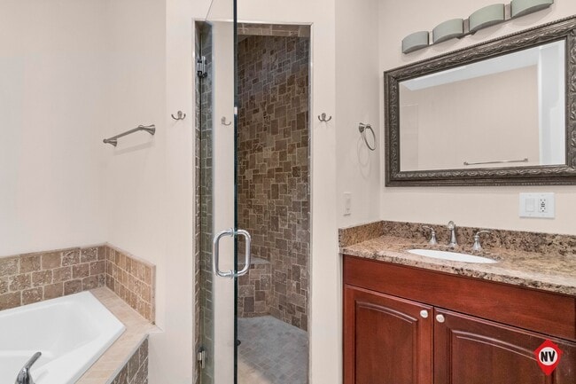 Building Photo - 3 Bedroom, 2.5 Bathroom Townhouse in Canton