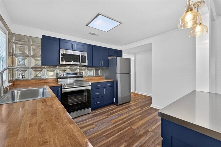 Building Photo - 240 E 5th Ave