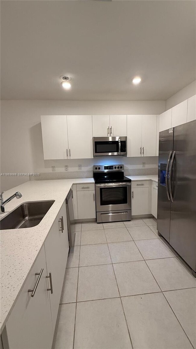 Building Photo - 947 NE 211th St