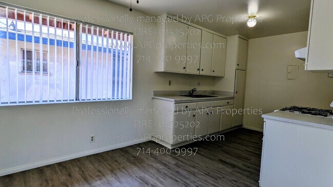 Building Photo - 1810 W Greenleaf Ave