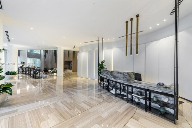 Building Photo - 2831 S Bayshore Dr