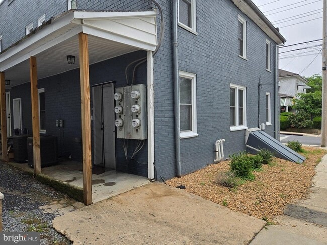 Building Photo - 739 S Kent St