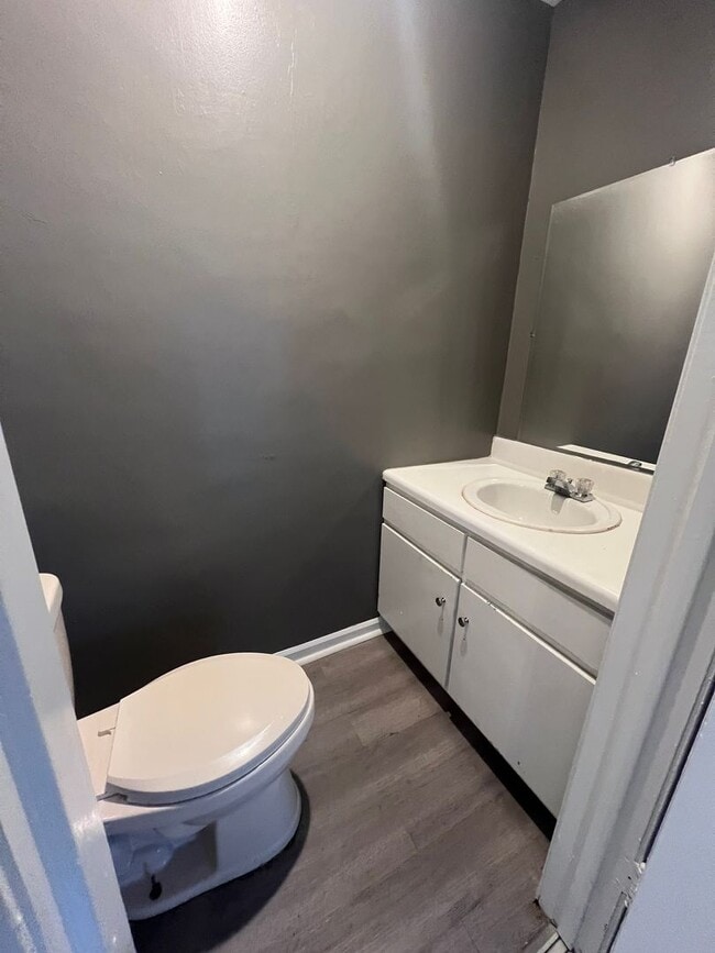 Building Photo - 4 Bedroom 2.5 Bathroom Home