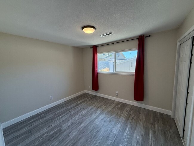 Building Photo - Updated single story home located in Ceres!
